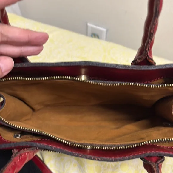 Elegant Red Floral Embossed Handbag - Picture 3 of 9